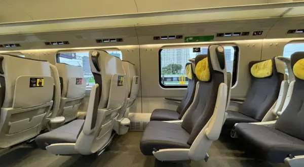Komfortowe fotele w wagonie 1 klasy Intercity. Dużo miejsca, wygodne zagłówki i nowoczesny design.