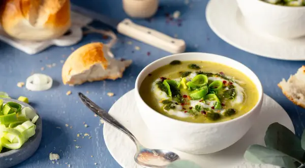 Cremige Lauchsuppe mit Kräuteröl und frischem Brot. Ein köstliches Lauchsuppe Rezept für kalte Tage.