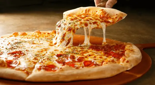 Pyszne, ciągnące się serowe ciasto na pizzę, idealne do domowego wypieku. Jak zrobić ciasto na pizzę?