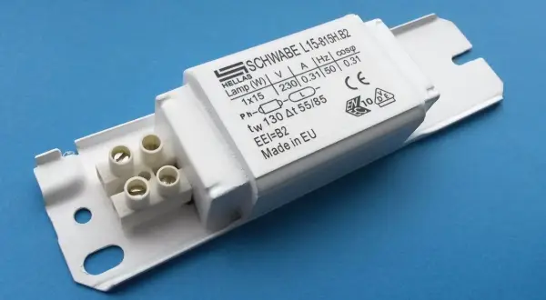 Biały statecznik elektryczny marki SCHWABE, model L15-815H.B2, z oznaczeniami technicznymi i symbolem CE.