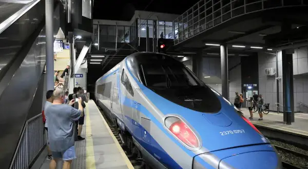 Szczecin Warszawa: Odległość, czas, koszty. Jak wybrać transport?