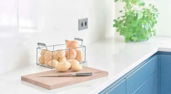 Encimeras blancas y lisas, perfectas para preparar patatas y cebollas. Diversos tipos de encimeras para tu cocina.