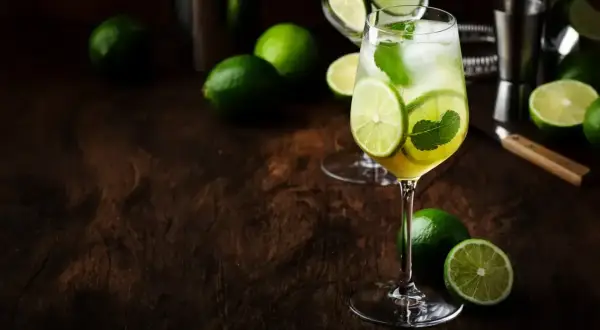 Orzeźwiający drink z limonką i miętą. Idealny przepis na lato, jak hugo drink.