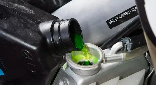 Jaki płyn do chłodnicy motocykla wybrać, aby uniknąć przegrzania?