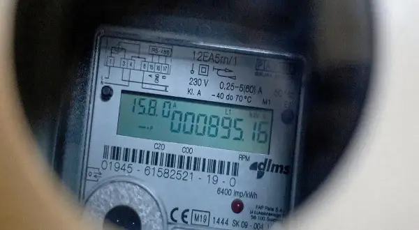 Cyfrowy licznik energii elektrycznej z wyświetlaczem pokazującym 895,16 kWh. Widoczne oznaczenia RS-485 i kody obis.