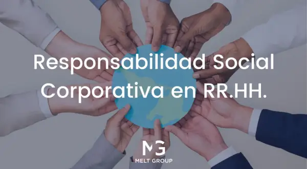 Manos de diversas personas sostienen un globo terráqueo de papel, simbolizando una empresa socialmente responsable comprometida con el mundo.