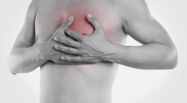Uomo con mani sul petto, evidenziato in rosso, che indica dolori al petto e possibile postura scorretta.