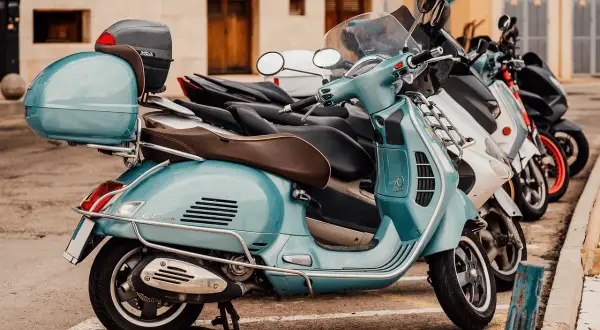 Czy motorower jest pojazdem silnikowym? Poznaj ważne przepisy i definicje