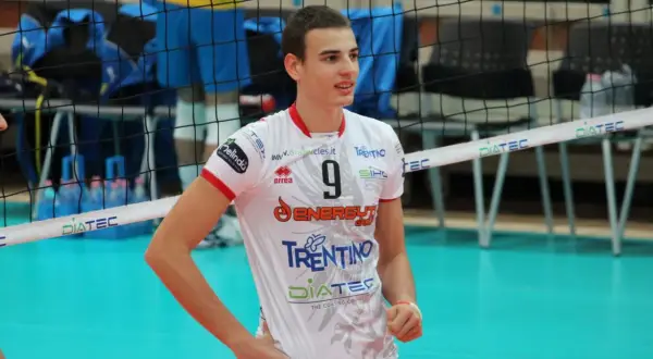 Siatkarz Simone Giannelli w białej koszulce z numerem 9 i logo TRENTINO, gotowy do gry.