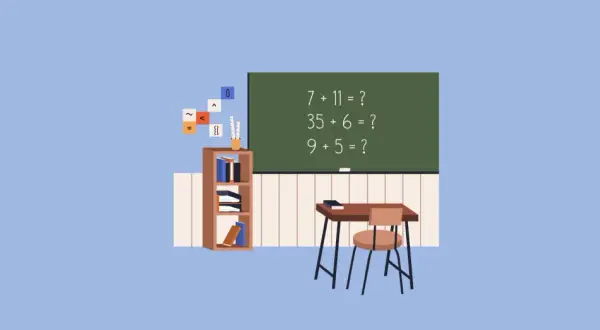 Ilustracja klasy z tablicą, na której zapisano działania matematyczne, biurkiem i regałem z książkami.