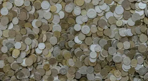 Ile zarabia pracownik do 26 roku życia? Zaskakujące różnice w wynagrodzeniu