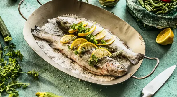Jak usmażyć pstrąga w piekarniku, aby był soczysty i aromatyczny?