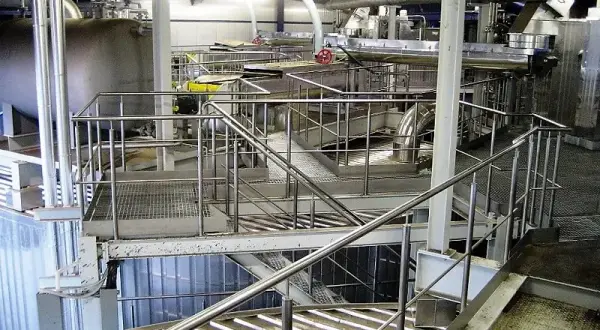 Jak skutecznie czyścić balustrady ze stali nierdzewnej bez zarysowań
