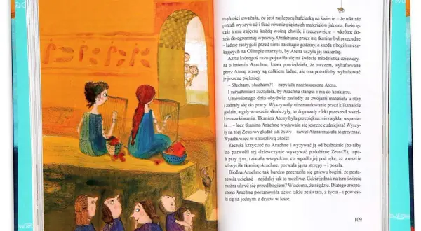 Ilustracja do mitów greckich dla dzieci: Arachne i Atena rywalizują w hafcie. Dziewczyny siedzą przy krosnach, a zza łuku wyglądają zaciekawione dzieci.