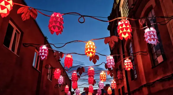 Magiczne lampiony rozświetlają lubelską starówkę. Girlandy ozdobnych świateł tworzą bajkową atmosferę wieczorem.