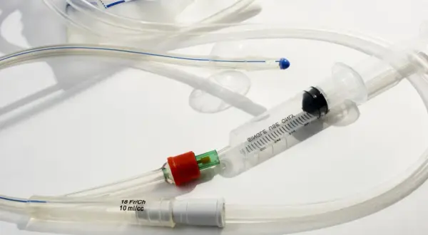 Zestaw do badania urodynamicznego: cewnik z balonikiem, strzykawka i dreny.