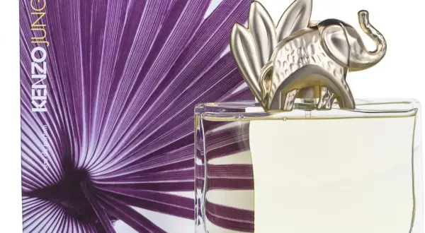 Perfumy Kenzo Jungle EDP w szklanym flakonie ze złotym słoniem i liściem palmowym na opakowaniu.