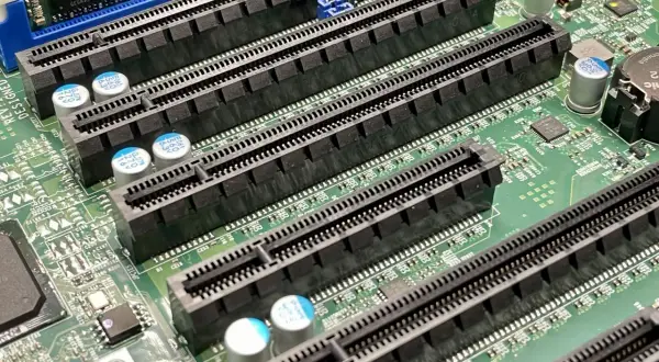 Złącza PCI Express 4.0 na płycie głównej, gotowe na szybkie karty graficzne i dyski SSD.