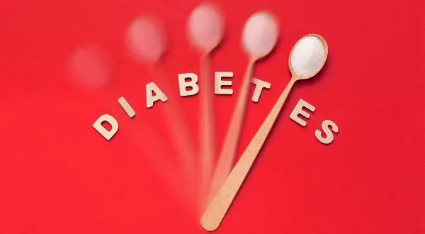 Holzlöffel mit Zucker, die das Wort "DIABETES" bilden. Ein Hinweis auf die Herausforderungen bei schwerbehinderung, diabetes typ 2 und bluthochdruck.