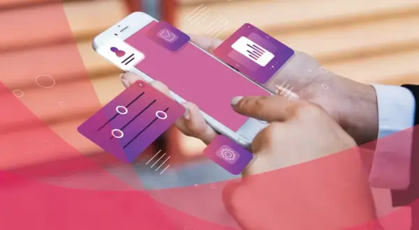 Dłoń trzyma smartfon z ekranem telefonu, na którym widać ikonki. To nowoczesna aplikacja wiadomości SMS z opcjami personalizacji.