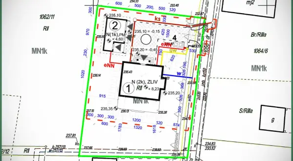 Plan zabudowy działki z oznaczeniami budynków, sieci i granic. Skąd wziąć taki plan? Z urzędu miasta lub gminy.