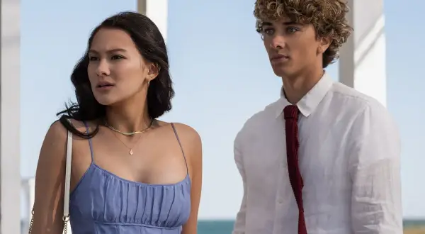 Ein junges Paar, bereit für die nächste Staffel von "The Summer I Turned Pretty" (tsitp staffel 3), steht am Meer.