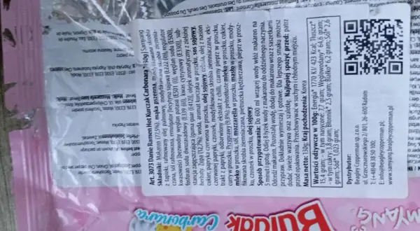 Buldak Carbonara ramen z makaronem i sosem. Wartość odżywcza na 100g: 1770 kJ/423 kcal. Tłuszcz: 15,4g.