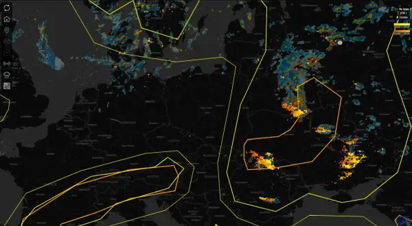Radar burz antistorm pokazuje intensywne wyładowania atmosferyczne nad Europą Wschodnią i Bałtykiem.
