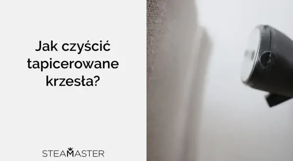 Zbliżenie na parownicę czyszczącą tapicerowane krzesło.