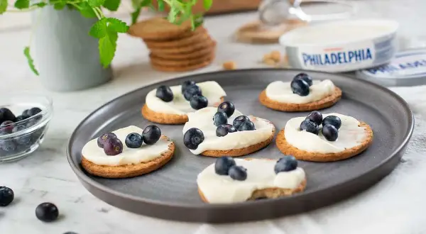 Små kex med krämig tårtfyllning vit choklad philadelphia och färska blåbär. Enkel och god fika!