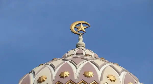 Złoty półksiężyc z gwiazdą na szczycie kopuły meczetu, symbol wiary. Bismillah.