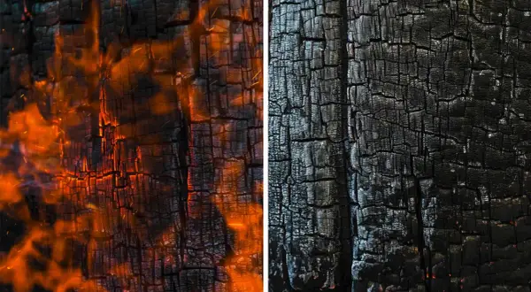 Legno carbonizzato con fiamme arancioni vibranti a sinistra e texture shou sugi ban nera e screpolata a destra.