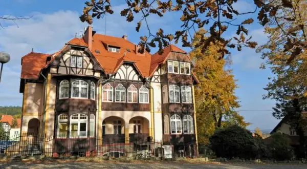 Świeradów-Zdrój dla seniora: Sanatorium NFZ czy prywatnie? Poradnik