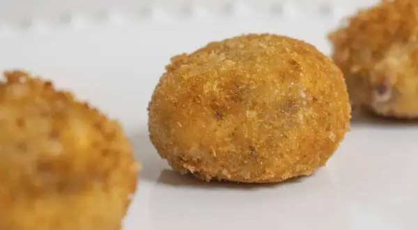 Croquetas doradas y crujientes, perfectas para conocer las medidas exactas de masa croquetas.