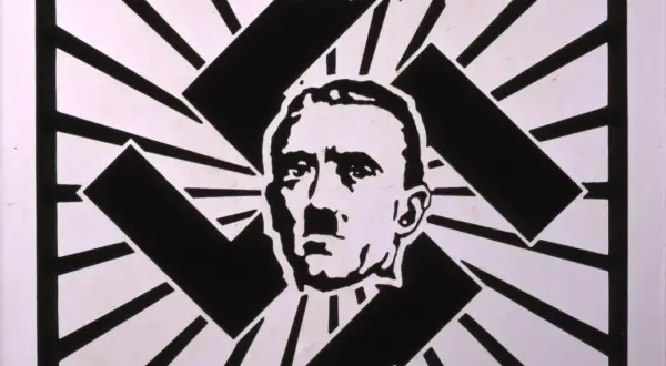 Schwarz-weiße Grafik mit Adolf Hitler im Zentrum, umgeben von einem stilisierten Hakenkreuz. Ein Symbol, das an ein Brettspiel erinnert, das durch Kampf zum Sieg führt.