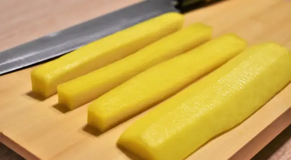 Pokrojona rzodkiew do sushi, przygotowana do dalszej obróbki.