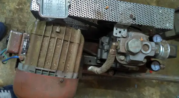 Silnik elektryczny z kondensatorem i manometrami.