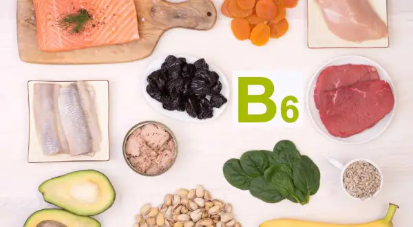 Fonti di vitamina B6: salmone, pollo, manzo, spinaci, avocado, banane, prugne, albicocche, aringhe, tonno, pistacchi e semi di girasole.