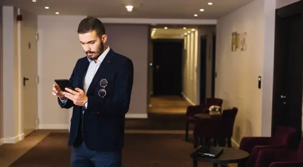 Jakie buty do hotelu? Przewodnik po savoir-vivre i higienie