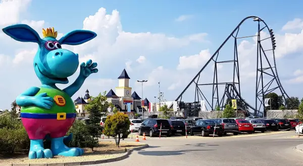 Wesoły stworek wita gości w Energylandii, zapowiadając emocjonujący wzrost adrenaliny na rollercoasterach.