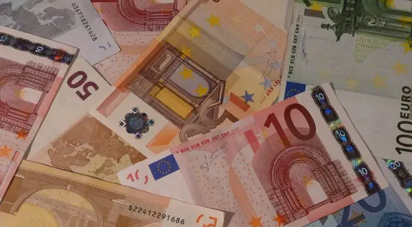 Stos banknotów euro o różnych nominałach: 10, 50 i 100 euro.