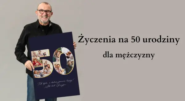 Uśmiechnięty mężczyzna trzyma plakat z napisem "Życzenia na 50 urodziny dla mężczyzny" i kolażem zdjęć.