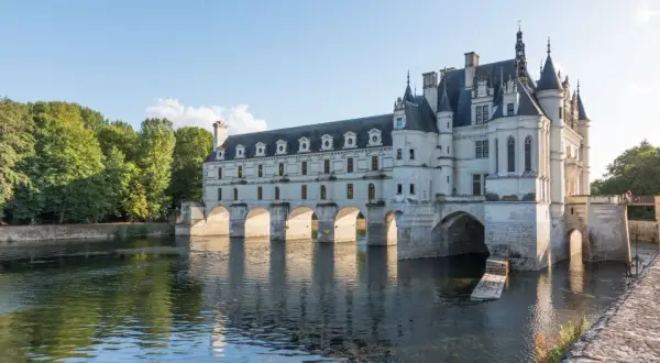 Le Château de Chenonceau, un joyau parmi les châteaux de la Loire à visiter absolument, s'étend gracieusement sur le Cher.