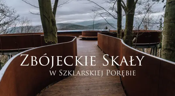 Drewniana ścieżka wśród drzew prowadzi do punktu widokowego na zbójeckie skały w Szklarskiej Porębie.