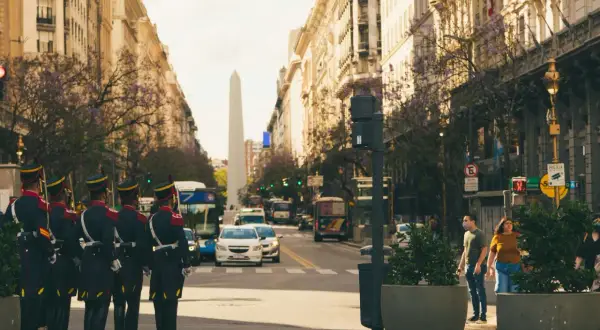 Uliczny patrol w Buenos Aires, Argentyna. Bezpieczeństwo miasta strzeżone przez żołnierzy w historycznych mundurach, na tle obelisku i zabytkowych budynków.