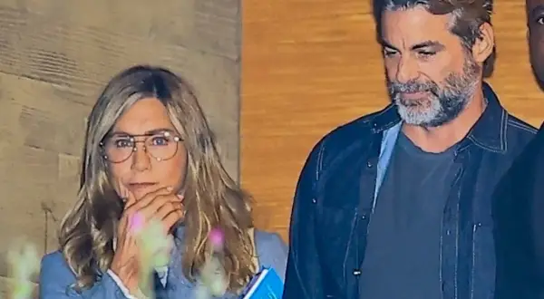 Jennifer Aniston w okularach i mężczyzna z siwą brodą.