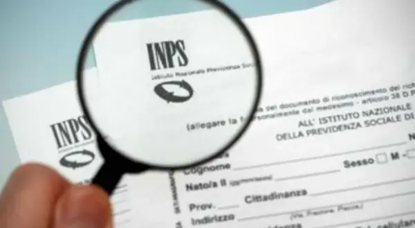Documenti INPS sotto lente d'ingrandimento, per capire quando viene sospesa l'indennità di frequenza.