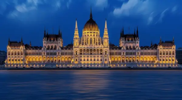 Budynek Parlamentu w Budapeszcie nocą. Czy na Węgry potrzebny jest paszport? Tak, jeśli nie jesteś obywatelem UE.