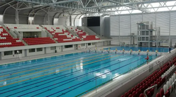 Basen olimpijski z wieżą do skoków. Idealne miejsce na zawody multisport czy aktywna rekreacja.