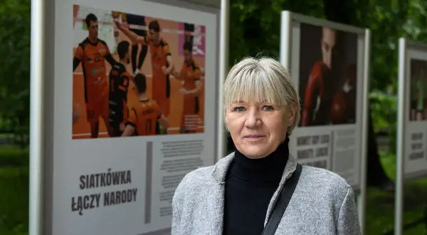 Magdalena Śliwa na tle wystawy o siatkówce.